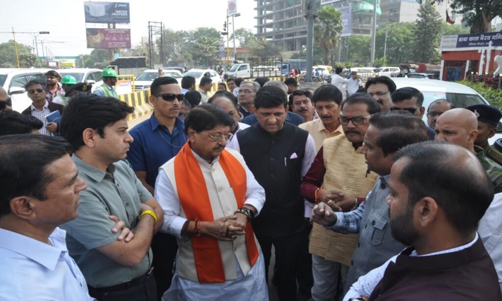 मेट्रो स्टेशन में पार्किंग स्थल नहीं होने से मंत्री असंतुष्ट