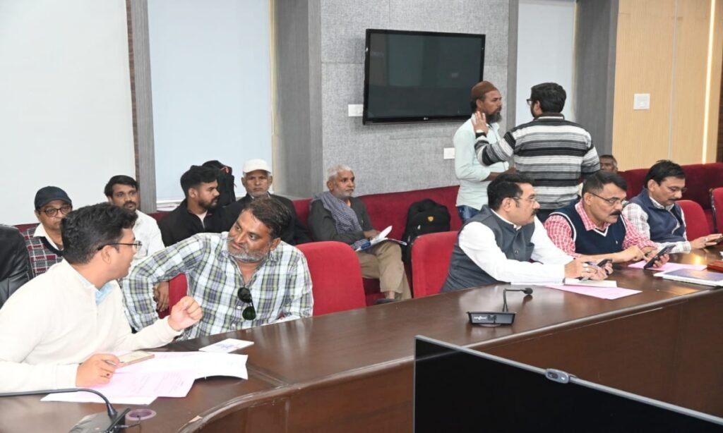 अपर कलेक्‍टर ने सुनी आमजन की समस्याएं  जनसुनवाई में आये 124 आवेदन