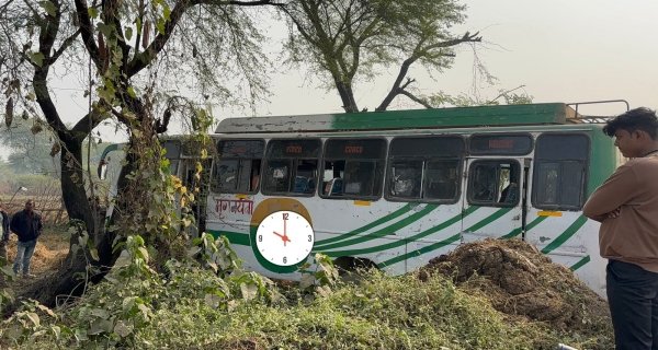गड्ढों से बचने के प्रयास में तेज रफ्तार बस खेत में जा घुसी, आधा दर्जन यात्री घायल