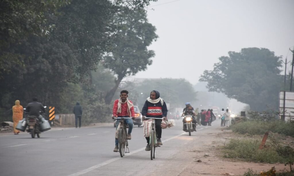 धुंध और कोहरे के बीच पड़ रही कड़ाके की ठंड