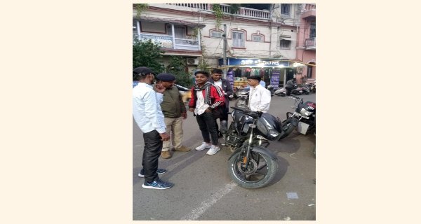 बिना नंबर और मॉडिफाइड साइलेंसर वाली बुलेट पर पुलिस की सख्त कार्रवाई