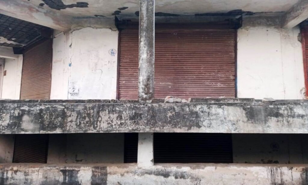 व्यावसायिक प्लाजा की लाखों की रेलिंग भी चोरी