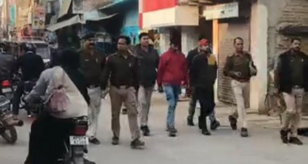 सेवढ़ा पुलिस ने दो आरोपी पकड़े, बीच बाजार में निकाला जुलूस