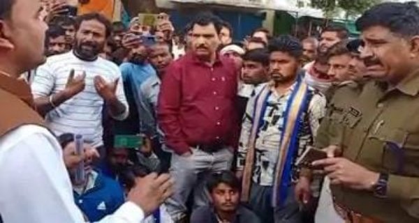 शिवपुरी में किसानों से विवाद के बाद चक्काजाम, कम तौल और थाने में अभद्रता के खिलाफ प्रदर्शन