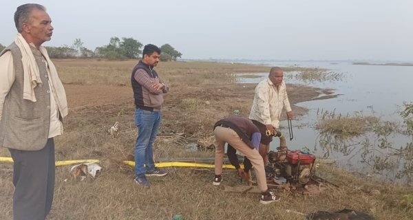 जलसंकट के बीच पानी चोरी:  नपा ने भगवानपुरा तालाब से तीन मोटर जब्त कीं