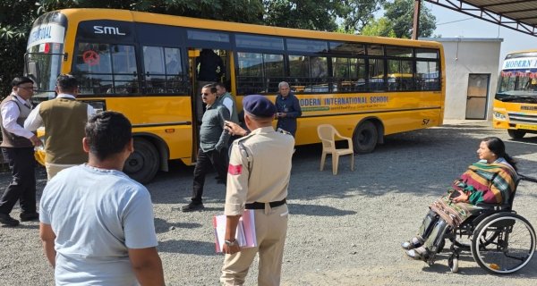 बिना परमिट चल रही बस को किया जब्त