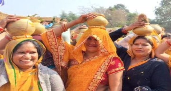 शिवपुरी में बागेश्वर बाबा की कथा से पहले निकली 3 किमी लंबी भव्य कलश यात्रा, शहर भर में हुआ स्वागत