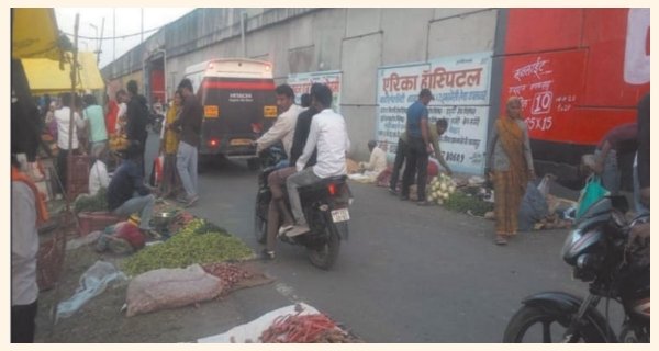 हाईवे किनारे हाट बाजार, सर्विस रोड पर सजी दुकानें, हादसे का डर