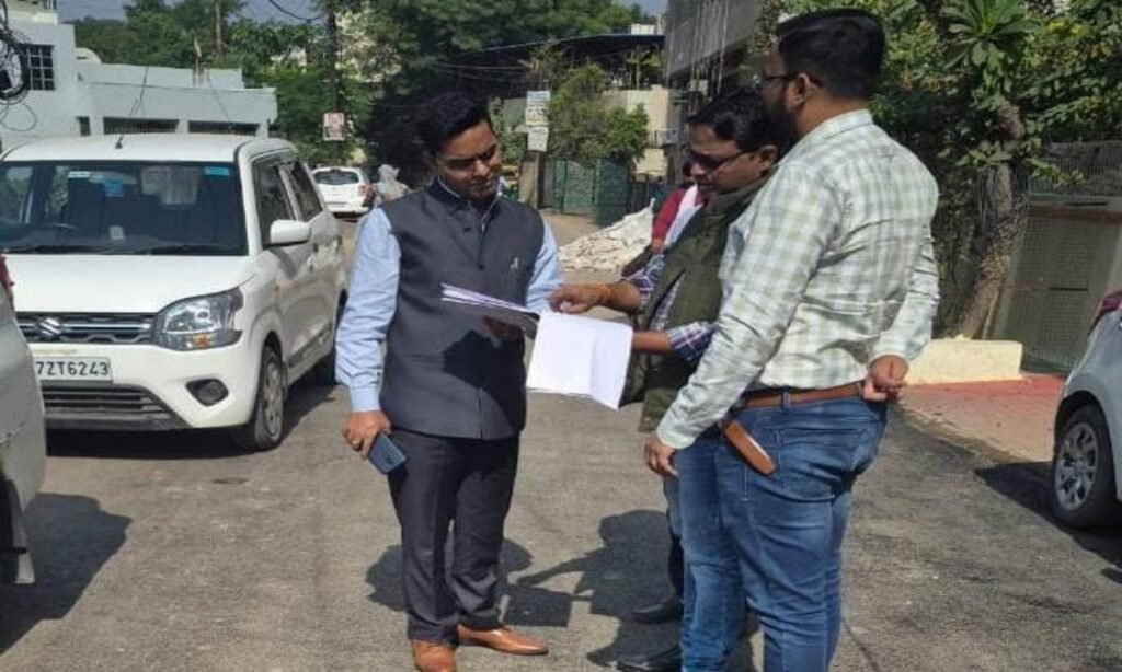 निगमायुक्त संघ प्रिय ने किया सड़क निर्माण कार्य का निरीक्षण