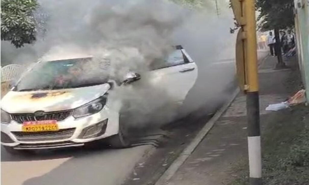 चलती गाड़ी में लगी आग, अधिकारी की फैमिली बाल-बाल बची, शॉर्ट सर्किट से हादसा