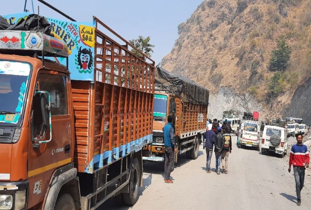 नाके पर अव्यवस्था छह काउंटर बंद, वाहनों की लगी लंबी कतारें