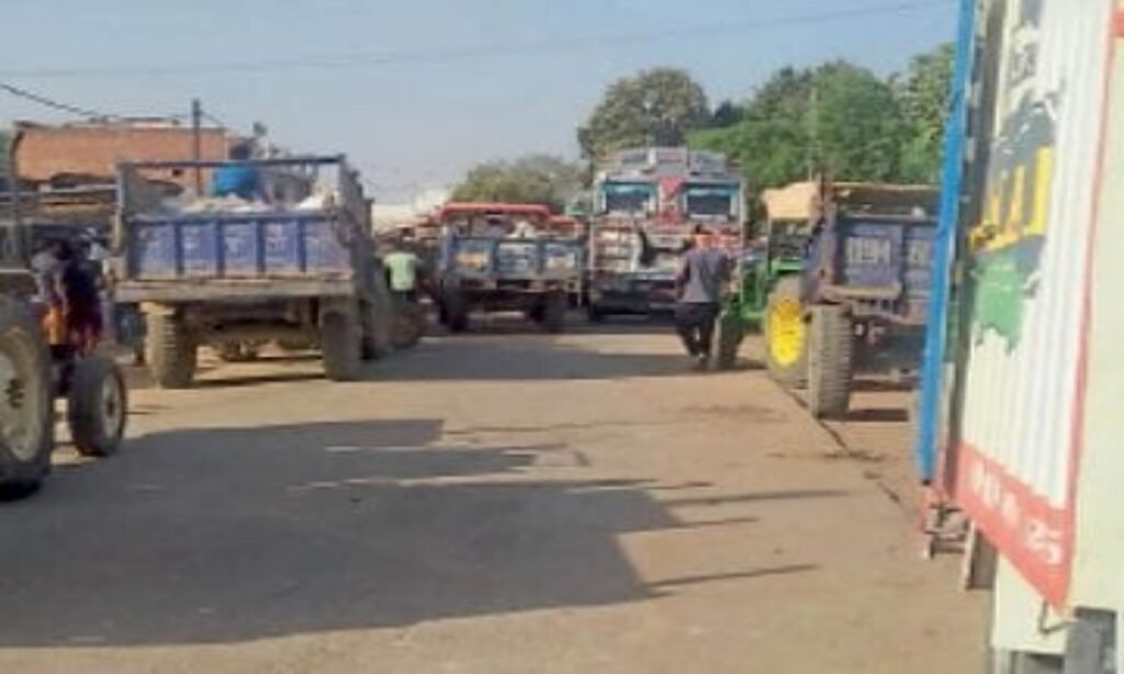 रेत माफियाओं और ग्रामीणों के बीच संघर्ष में ट्रैक्टर फूंका