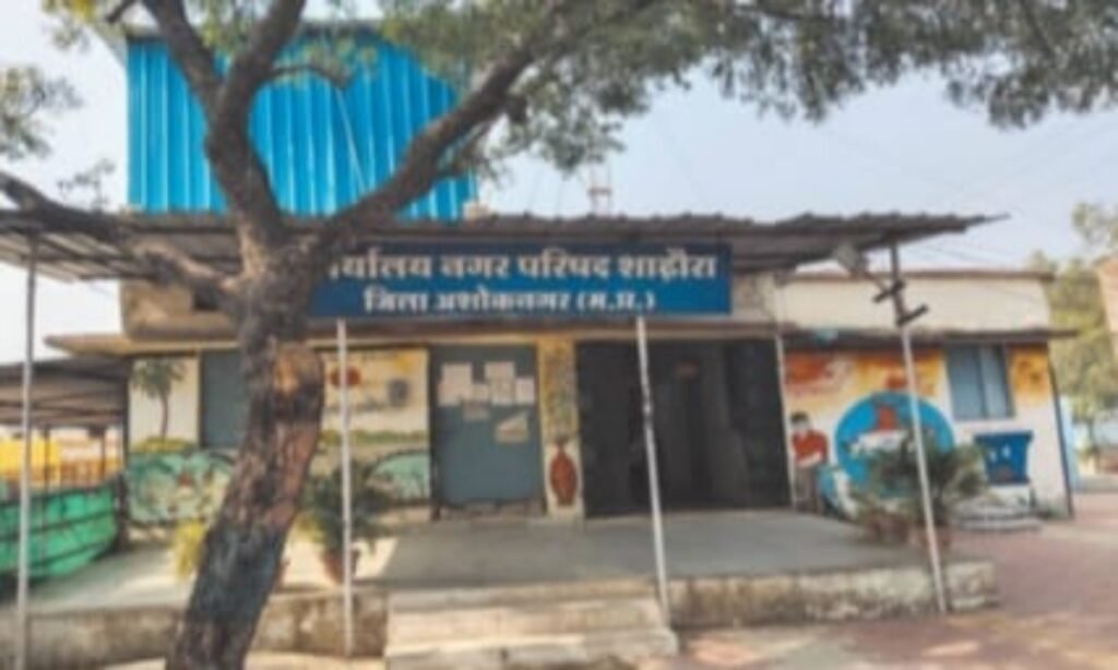 शाढ़ौरा नपा में अधिकारियों की छुट्टी से जनता परेशान, कामकाज ठप्प