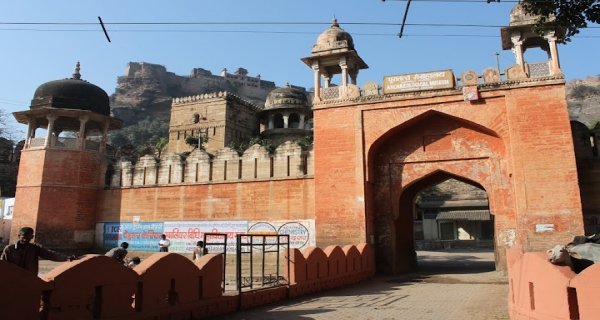 ग्वालियर किला गेट पर आधी रात को दो गुटों के बीच फायरिंग, दो घायल