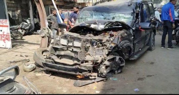 नशे में चूर फोरव्हीलर चालक ने गाय को कुचला, मौत