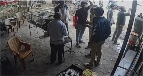 बदमाशों का तांडव, महिलाओं-बच्चों को सरियों से पीटा, हवाई फायरिंग कर फैलाई दहशत