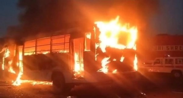 दतिया में भीषण सड़क हादसा- बस और बाइक में भिड़ंत, दो की मौत, बस में लगी आग, 25 सवारियो ने बस से बाहर निकलकर बचाई जान