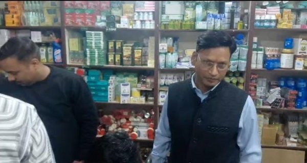 दवा मार्केट में छापा मारकर पाउडर के डुप्लीकेट डिब्बे किए जब्त