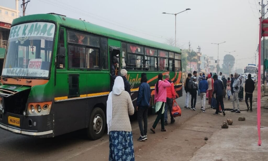 कंटेनर और ट्रक फँसने से सिल्लेवानी घाटी में चार घंटे लंबा जाम