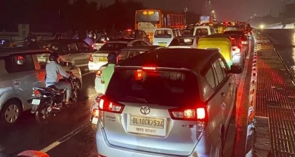 ग्वालियर में लगा जाम, 2 किमी लंबे जाम में दो घंटे तक फंसे रहे वाहन