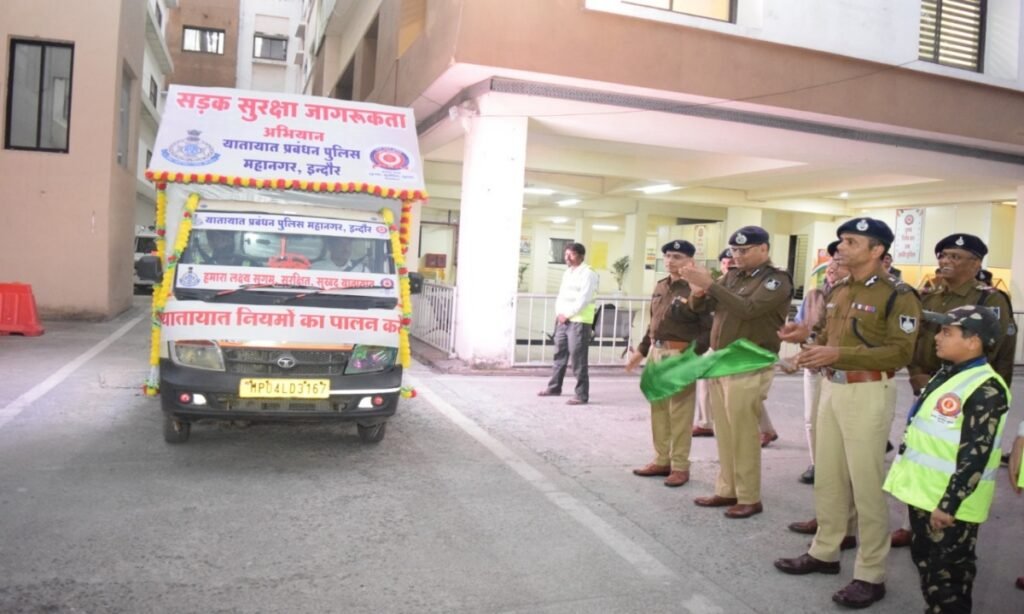 पुलिस कमिश्नर ने रवाना किए तीन यातायात जागरूकता रथ