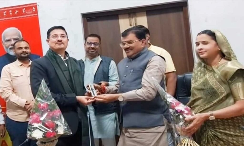 सांसद पाटिल ने कलेक्टर को किया सम्मानित