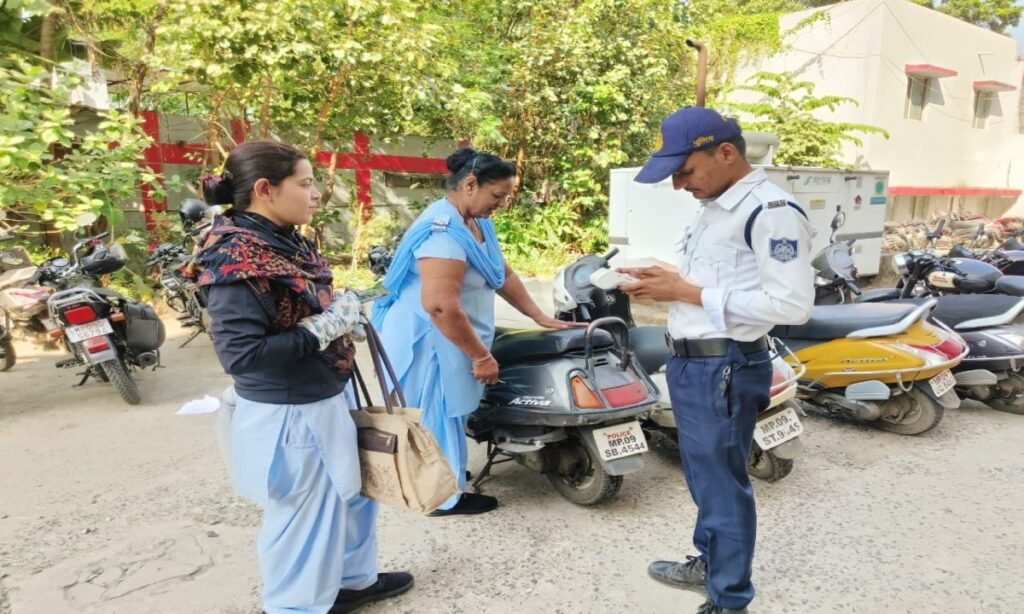 बिना हेलमेट गाड़ी चलाने पर पुलिसकर्मियों के  भी कटे चालान