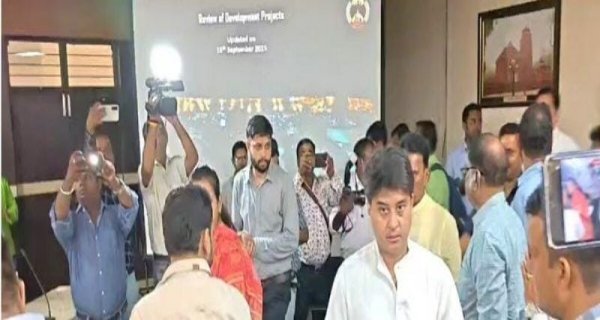 टूटी सड़कों पर केंद्रीय मंत्री सिंधिया का दावा, 29 के वर्क ऑर्डर जारी