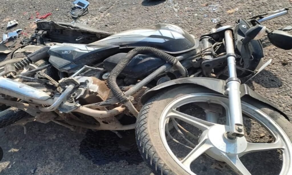 कॉलेज गेट पर कार का तांड़व: आधा दर्जन टूव्हीलर को मारी टक्कर