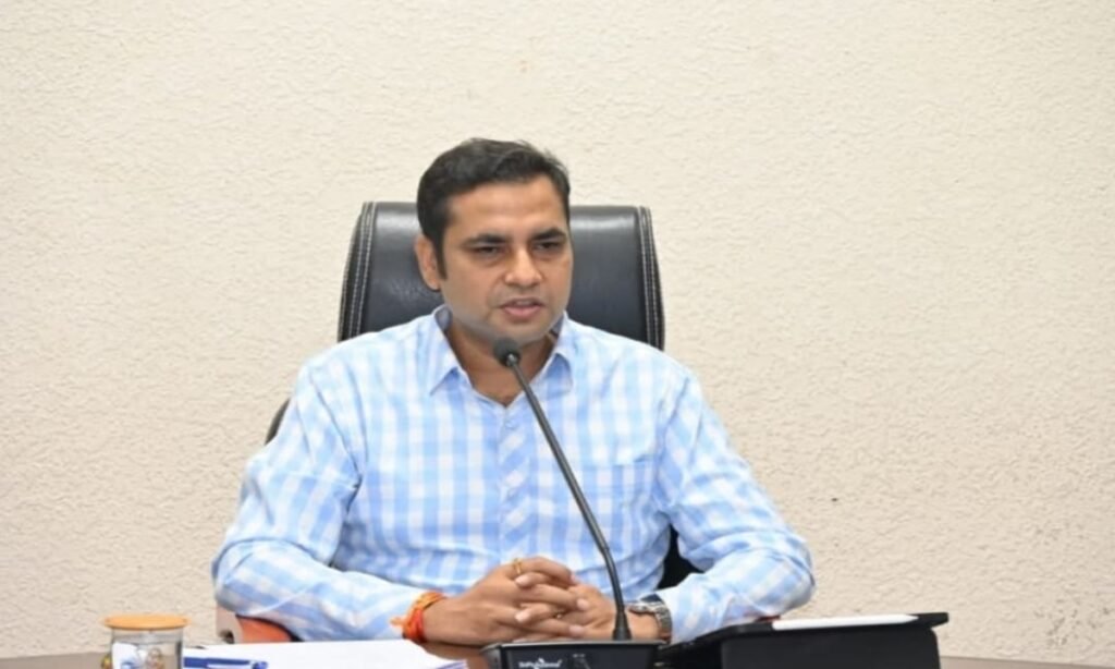 अधिकारियों को मुख्यालय पर ही निवास करने के निर्देश