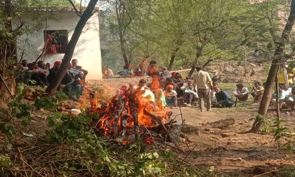 मुक्तिधाम मार्ग बाधित, मोहल्ले में करना पड़ा अंतिम संस्कार