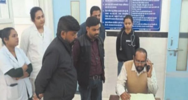 लापरवाही: सीएमएचओ के औचक निरीक्षण में अनुपस्थित मिले कई कर्मचारी