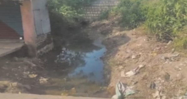 तालाब से निकलने वाली नहर का नहीं मिल रहा पानी
