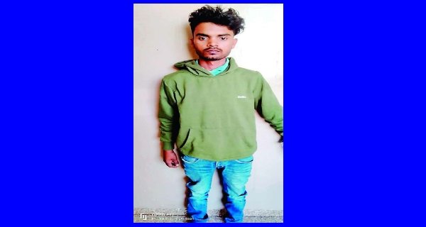 फरार युवक आखिर पुलिस के हत्थे चढ़ा