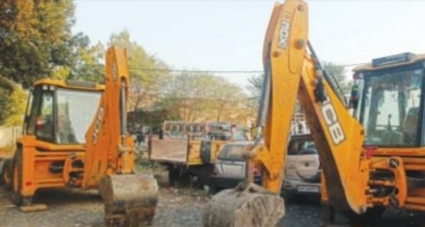 अवैध खनन कर रहीं 2 जेसीबी मशीनों को जब्त किया