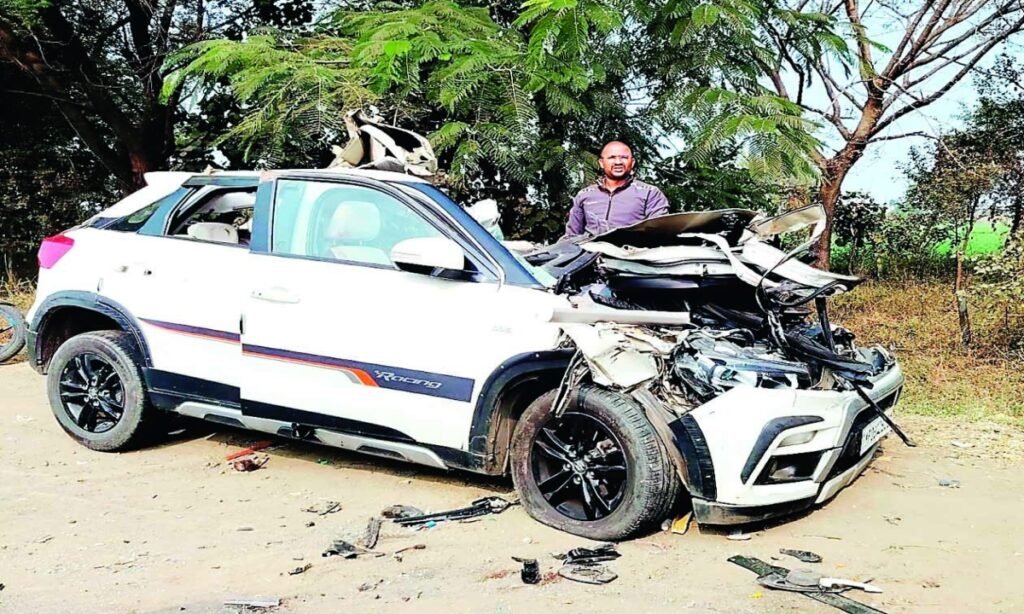 खड़े ट्रक में घुसी कार, दो की मौत, 3 की हालत गंभीर