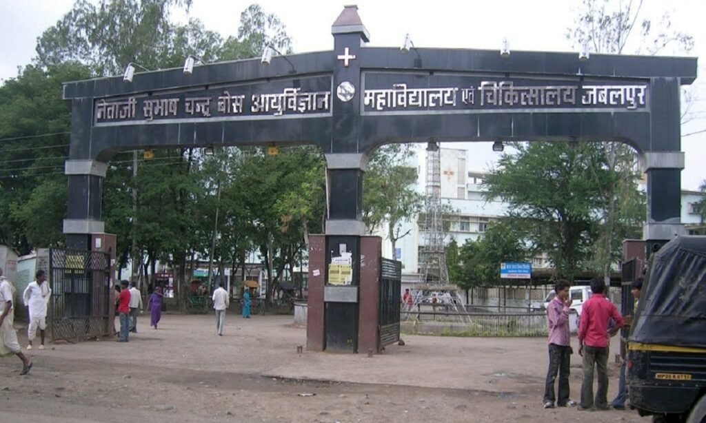 ब्लड बैंक ऑफिसर को हटाया
