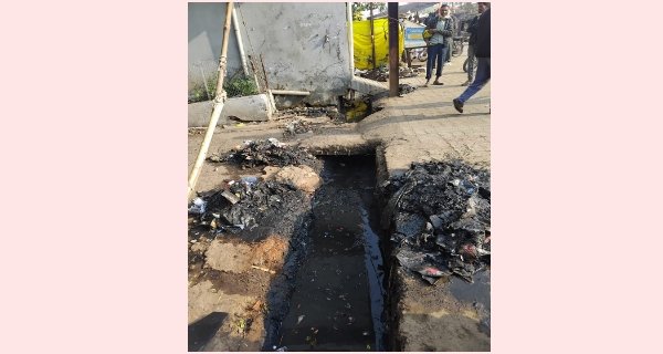 नपा कॉम्पलेक्स के सुलभ शौचालय में फैली गंदगी से राहत, सफाई शुरू