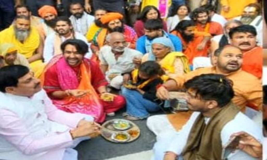 बागेश्वर बाबा की सनातन यात्रा में शामिल हुए सीएम मोहन यादव, साथ में ग्रहण की प्रसादी