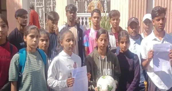 नेशनल लेवल के फुटबॉल प्लेयरों पर शिवपुरी स्टेडियम मे लगा प्रतिबंध, डीएम से शिकायत