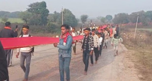 खेड़ापति सरकार से 45 किलोमीटर पैदल चलकर चुनरी यात्रा निकली