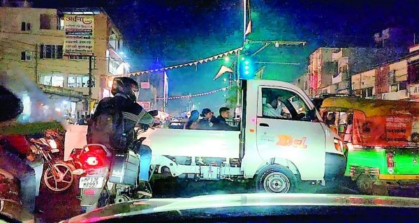 बेतरतीब यातायात से पाटनीपुरा चौराहे पर लगा जाम