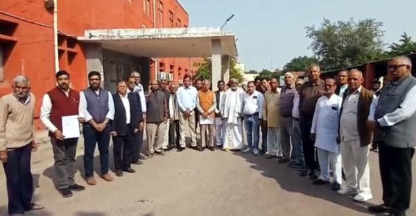 सर्वसमाज को आवंटित भूमि का आवंटन रद्द किये को लेकर लोगों ने मुख्यमंत्री को दिया ज्ञापन