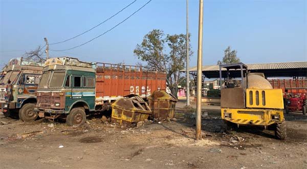मंडी परिसर में कबाड़ वाहनों का अंबार