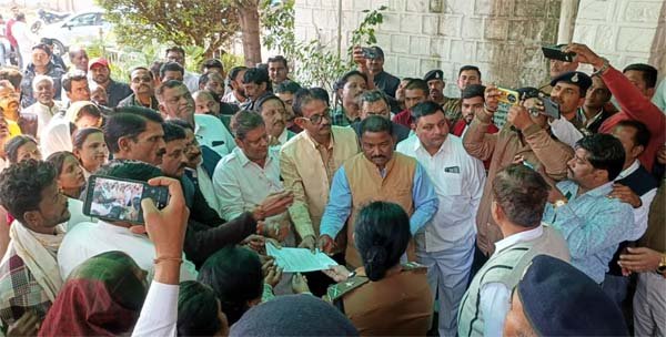 बिगड़ती कानून व्यवस्था को लेकर कांग्रेसियों ने किया प्रदर्शन