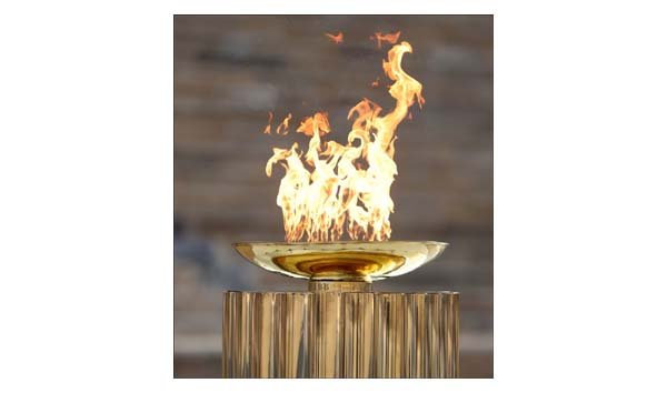 एथेंस में 2026 शीतकालीन ओलंपिक के लिए ओलंपिक मशाल इटली को सौंपी