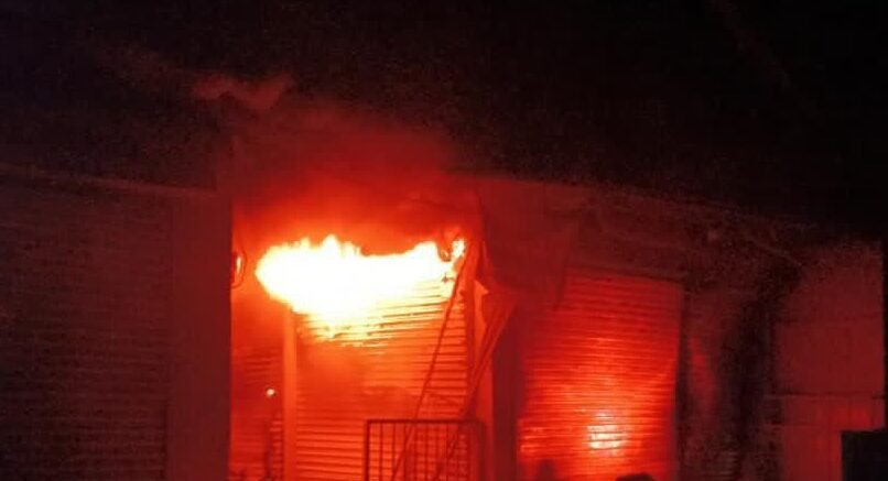 कठरिया मार्केट में लगी भीषण आग,कपड़ों की दुकान जलकर खाक