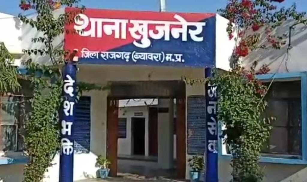 खेत में चल रहा था जुआं, पुलिस ने दी दबिश, 22 बाइक, 5 मोबाईल सहित 4 लोग गिरफ्तार