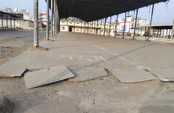 कृषि उपज मंडी में नवनिर्मित नीलामी स्थल पर बनाए शेड की होने लगी दुर्दशा