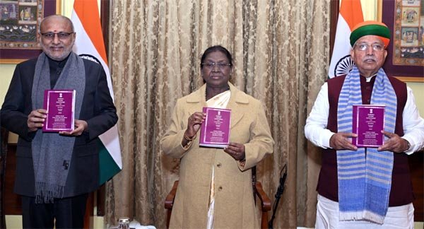 मुर्मु ने संविधान के संथाली भाषा में संस्करण का विमोचन किया